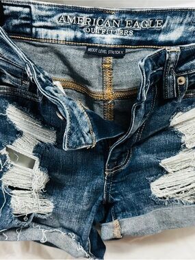 American Eagle Women's Distressed Blue Denim Shorts Next Level Stretch size 0 23